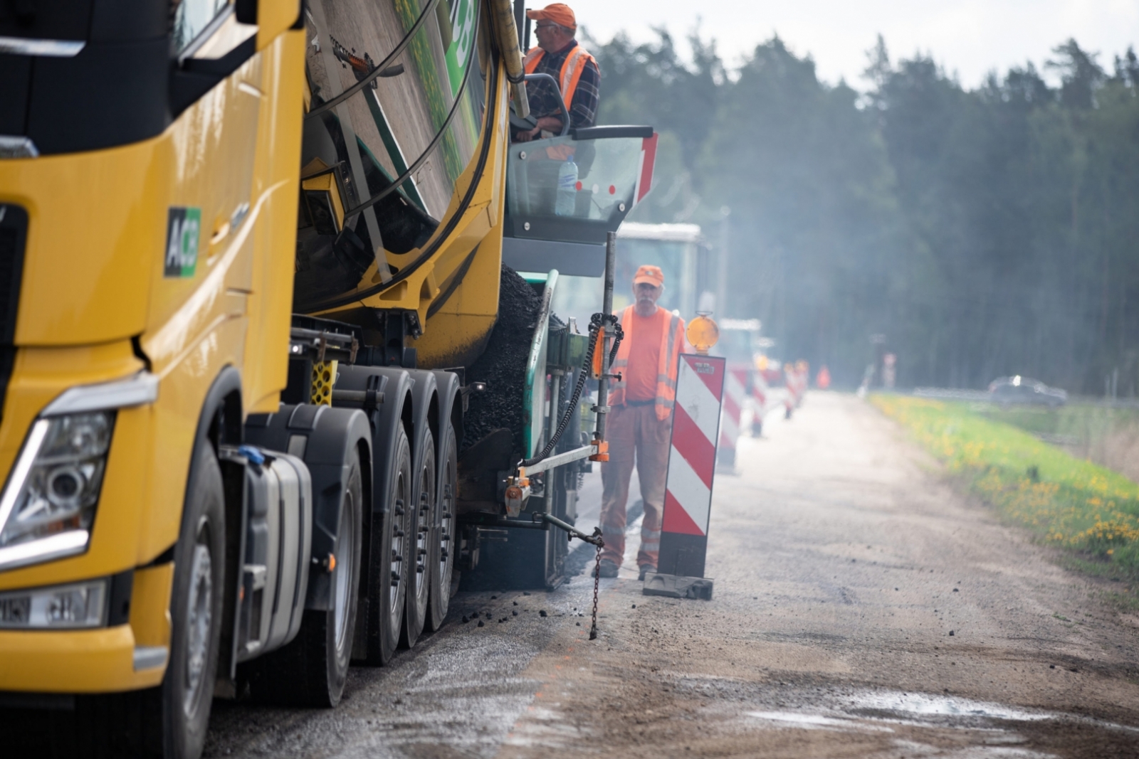 FOTO: Uzsākta Laveru ceļa asfaltēšana