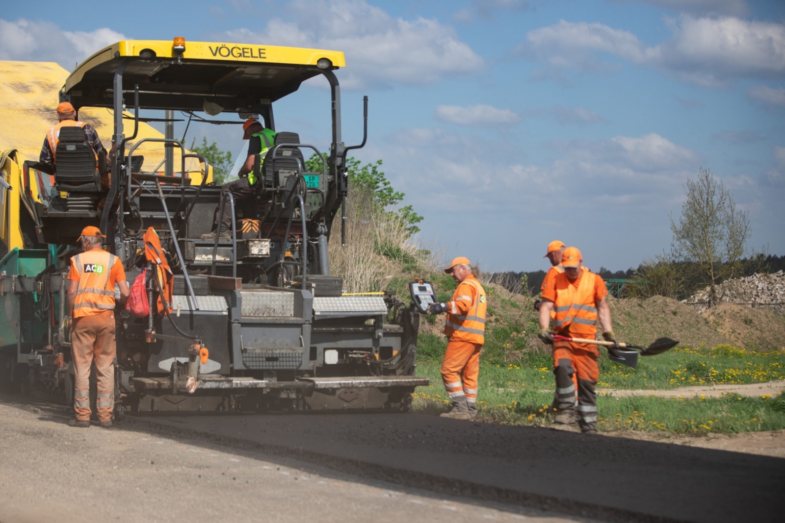 FOTO: Uzsākta Laveru ceļa asfaltēšana