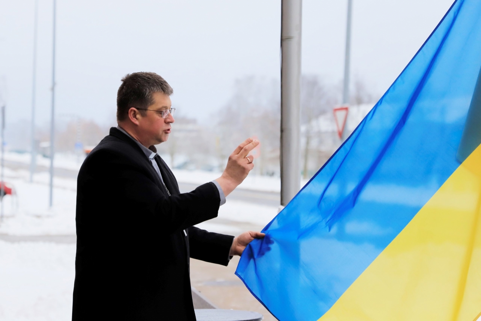 Pacelts mastā Ukrainas karogs