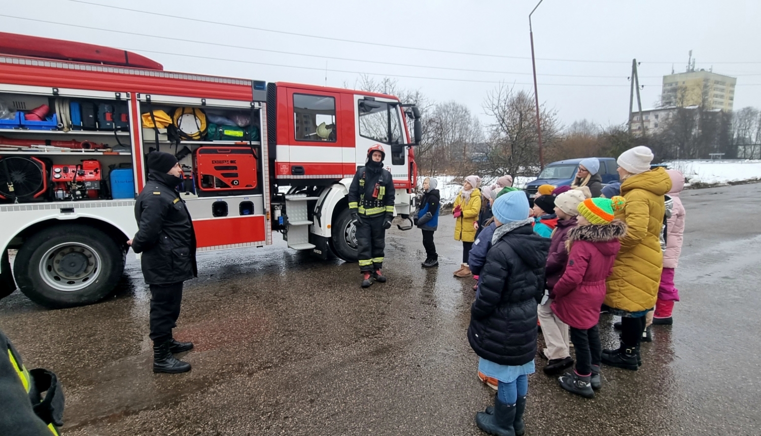 bērni apmeklē ugunsdzēsēju depo Ādažos
