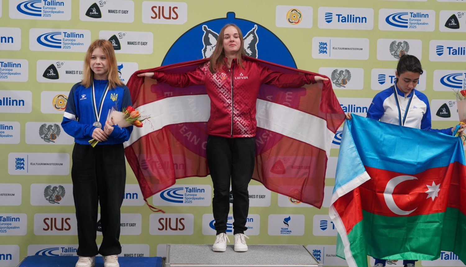 Līva Krūmiņa ar Latvijas karogu. Foto: European Shooting Confederation