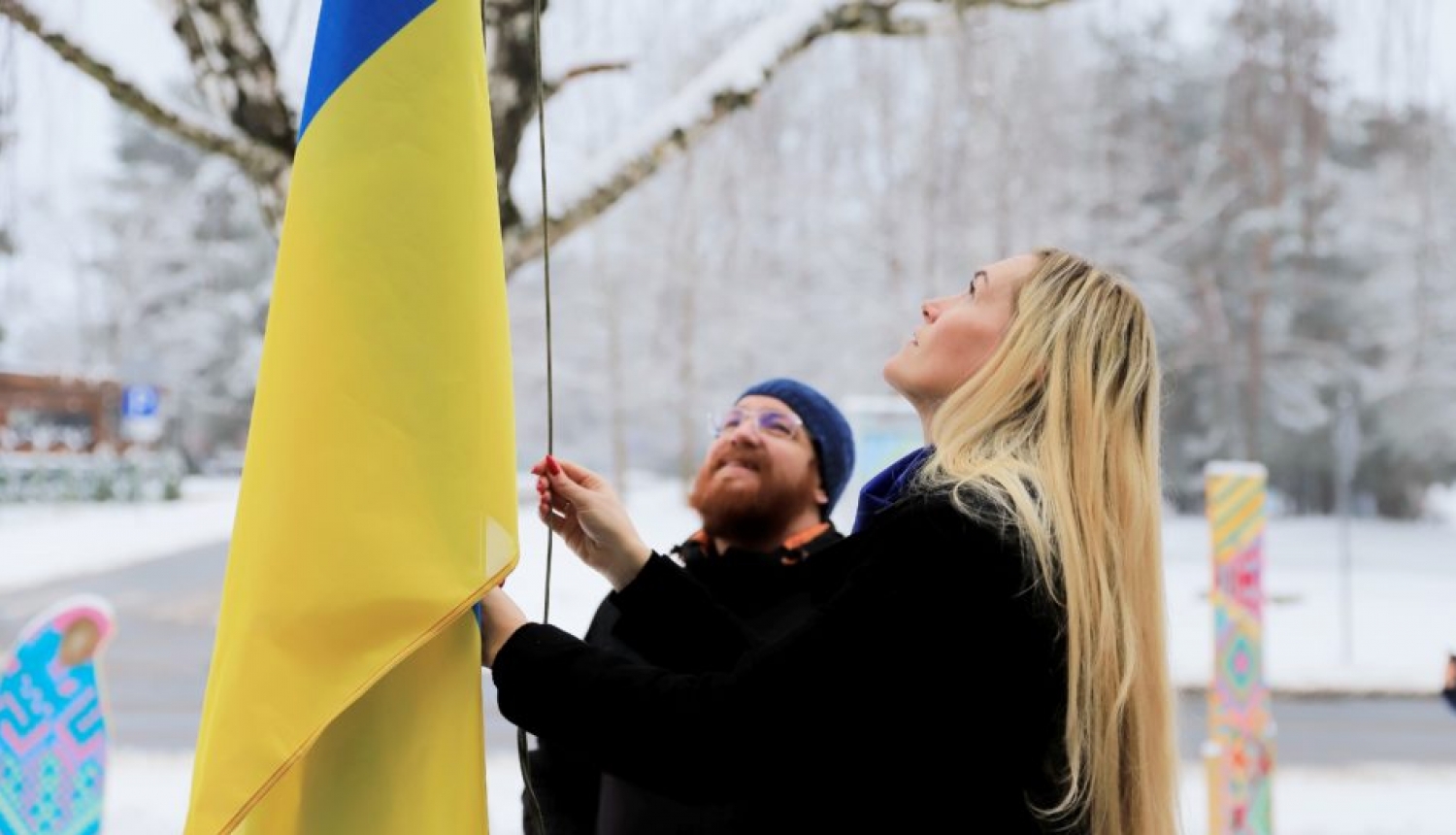 Pacelts mastā Ukrainas karogs
